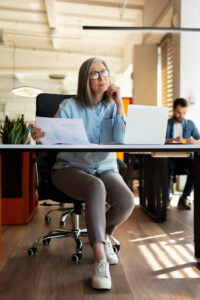 coworking-angers-entreprises-espaces-partages-femme-bureau-2